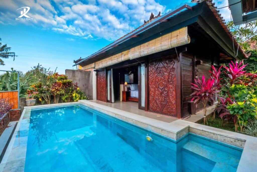 Villa with swimming pool and Bali style